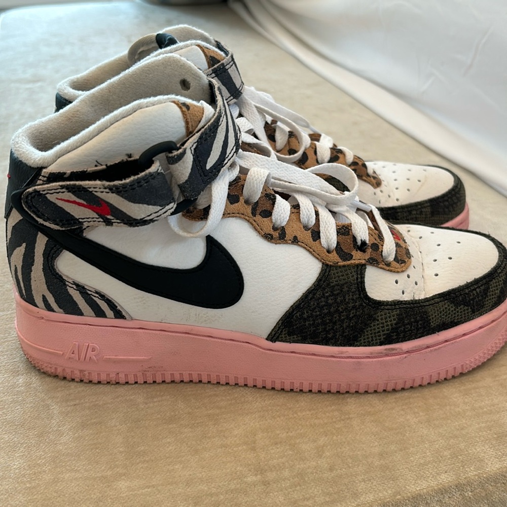 NIKE HIGH TOP SNEAKERS